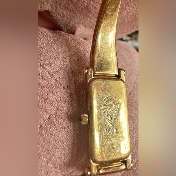 Gucci Horsebit
Vintage Gucci 1500L Horsebit Gold Plated Bangle Watch - Picture 11 of 15